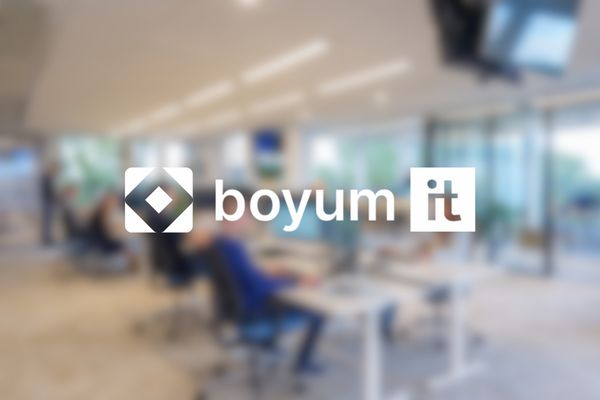 Wit AI-apparaat met lichtlijnen toont embedded AI in apparaten en fysieke omgevingen.